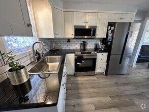 Building Photo - Newly updated 2 bedroom duplex in Cross Pl...