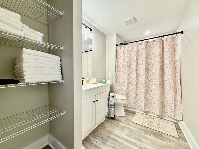 Building Photo - 5 Bed 3 Bath Home With Hot Tub In West Chester, OH