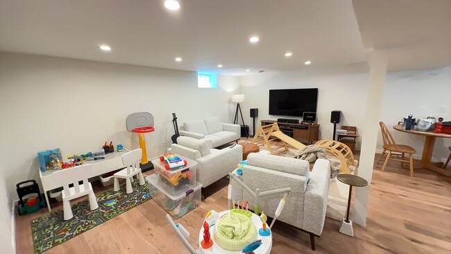 Building Photo - Beautifully Updated 4 Bed 2 Bath St.Paul S...