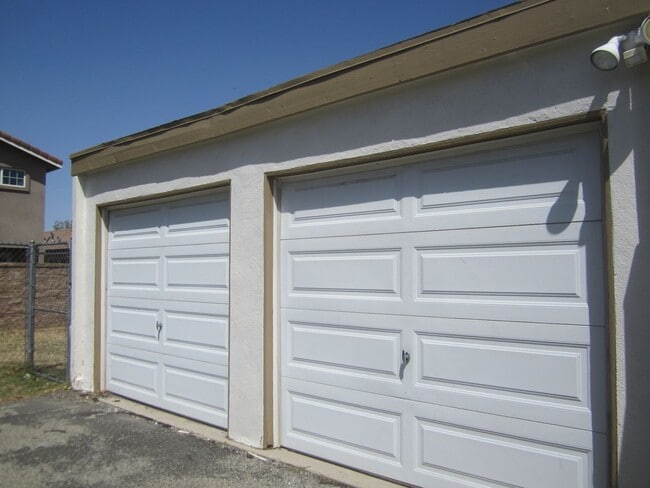 Building Photo - Immaculate 2 Bedroom Loma Linda Duplex