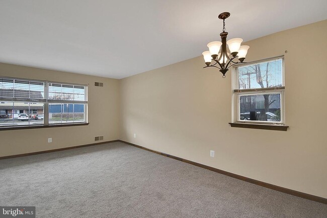 Building Photo - 602 Country Ln