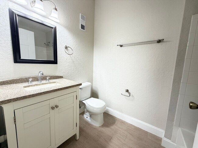 Building Photo - 13015 Plantation Park Cir
