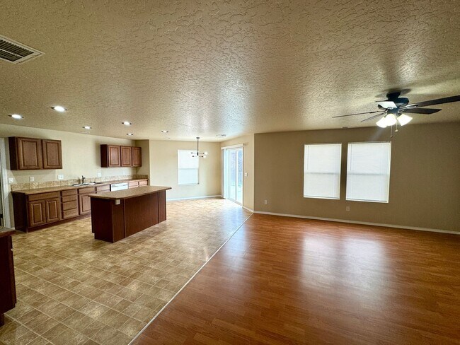 Building Photo - Spacious 5-Bedroom Home with 3-Car Garage in Nampa