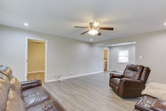 Building Photo - 1011 Robinson Rd