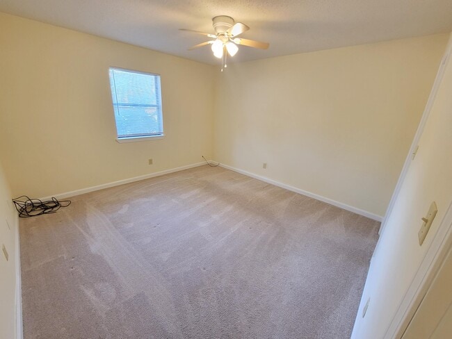 Building Photo - 1610 Green Briar Pkwy