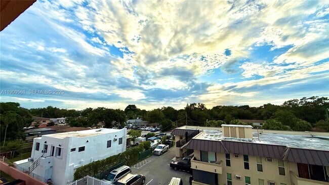 Building Photo - 2400 NW 16th St Rd