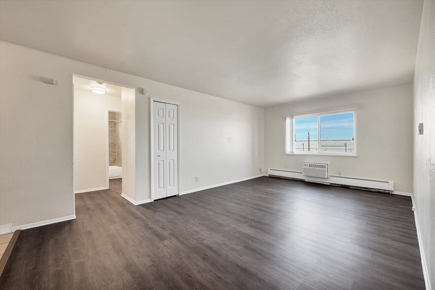 Building Photo - Del Mar Garden Apartments