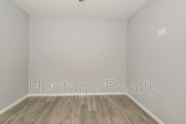 Building Photo - 880 Glenfield Dr