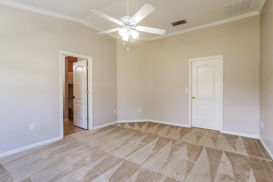 Building Photo - 2732 Woodsdale Dr