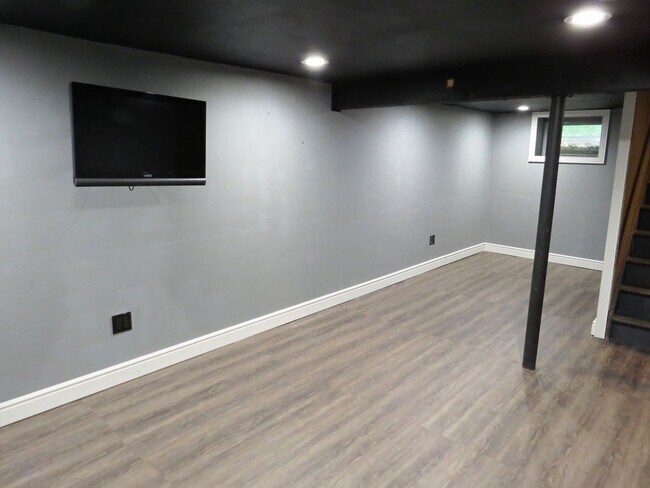 Building Photo - 3 Bedroom Beautiful Ranch
