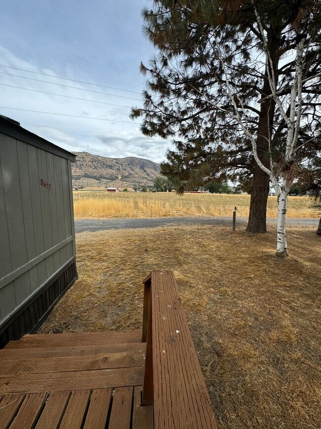 Building Photo - Pet Friendly 2bdrm, 2 bath home in the Cou...