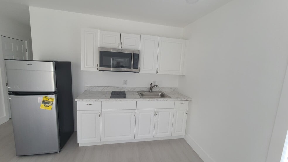 Unfurnished $1,850 - 2519 W Walnut St