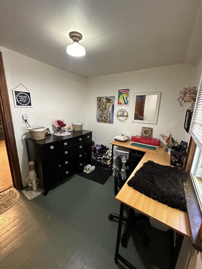 Building Photo - Charming 2-Bed, 2-Bath Duplex in Eau Claire