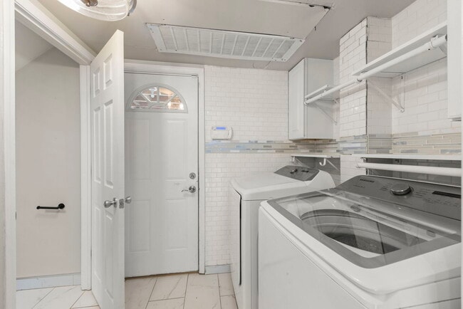 Building Photo - 2661 Prairieview Ln S