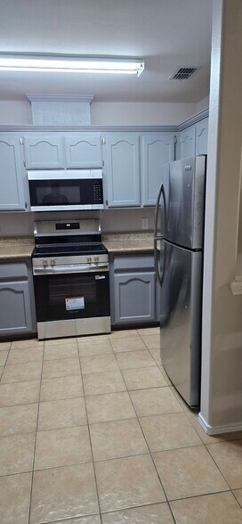 Building Photo - 1802 Bronze