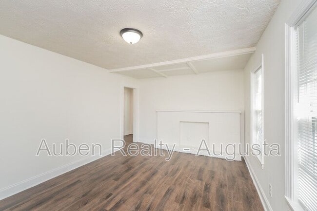 Building Photo - 2524 Rhodes Dr