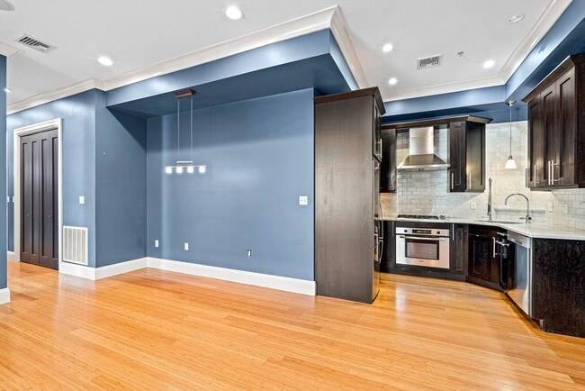 Building Photo - 368 Dorchester St