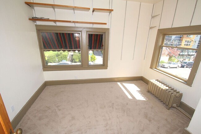Building Photo - CHARMING 3 BEDROOM TUDOR REVIVAL APARTMENT W/ PUGET SOUND VIEWS