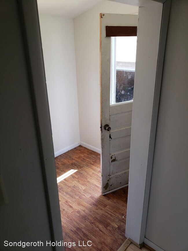 Building Photo - 2 br, 1 bath House - 404 4th St.