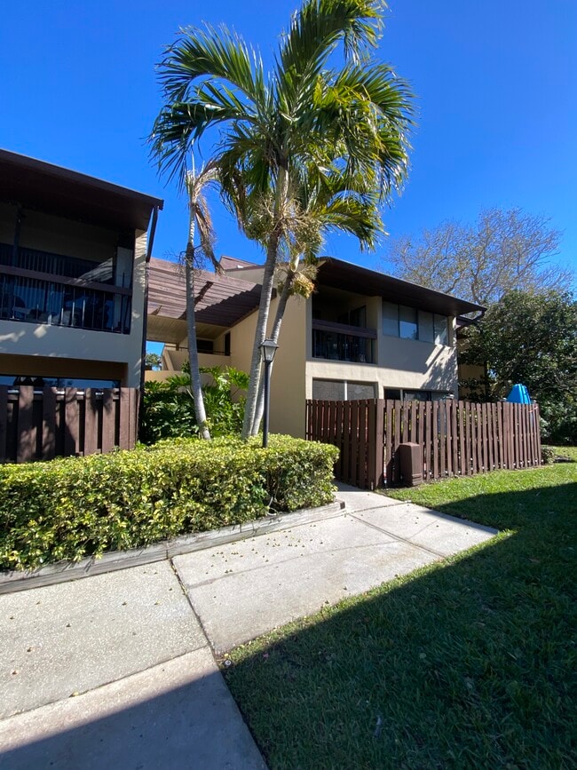 Building Photo - 710 N Village Dr