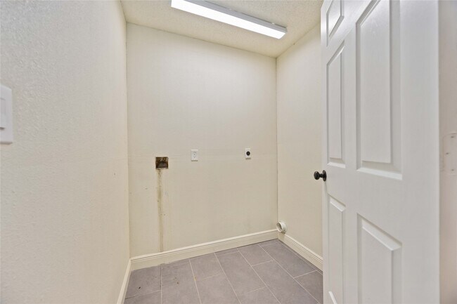 Building Photo - 6523 Cherrydale Dr