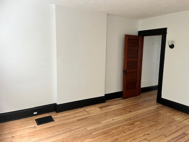 Building Photo - Welcome to your German Village Townhouse.