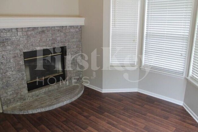 Building Photo - 619 N Crest Dr