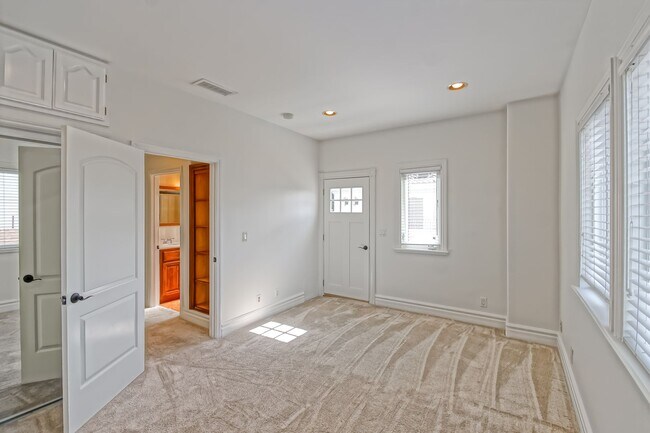 Building Photo - 15624 Sombra Ave