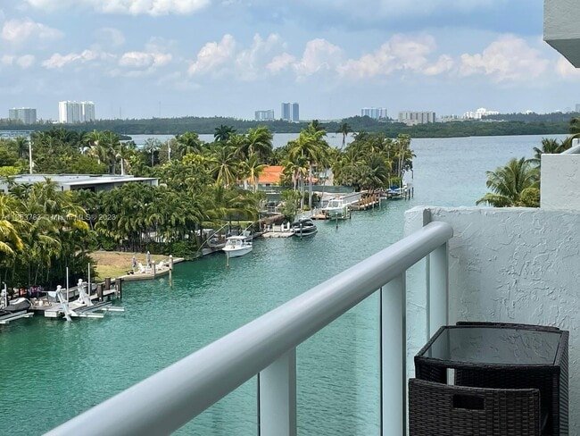 Building Photo - 10000 W Bay Harbor Dr