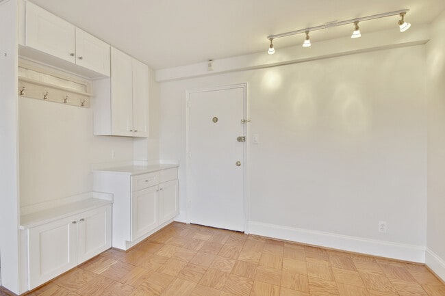 Building Photo - Spacious efficiency right in between Dupon...
