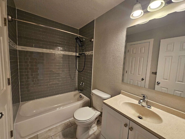 Building Photo - Spacious 4-Bedroom Aurora Home with Garage...