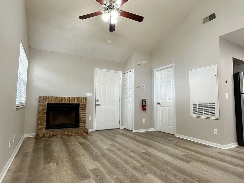 Building Photo - 963 Helmsley Ct