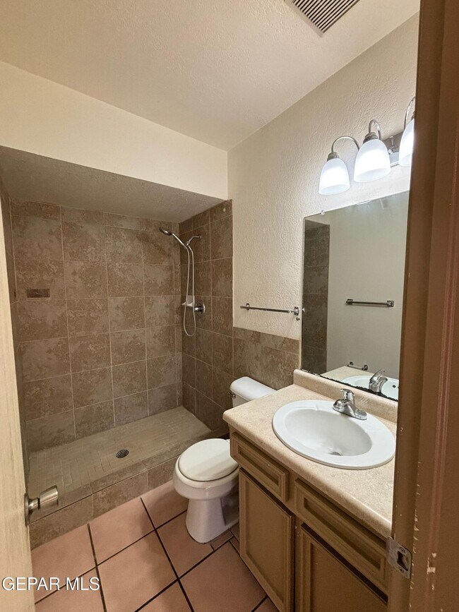 Building Photo - 1601 Common Dr