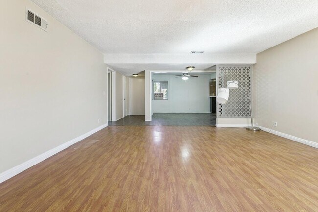 Building Photo - 6911 Bellaire Ave