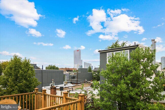 Building Photo - 2029 Bainbridge St