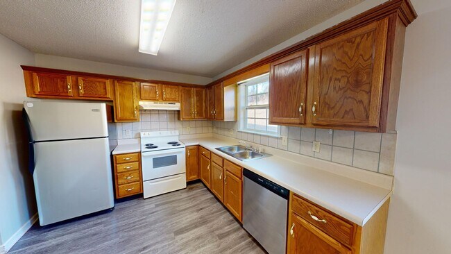 Building Photo - Renovated Three Bedroom Columbia Townhome!!