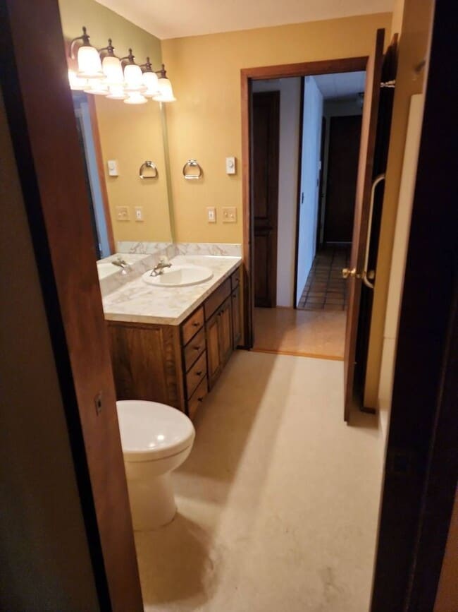 Building Photo - Clinton Dr