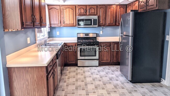Building Photo - Spacious House - Private Wooded Setting