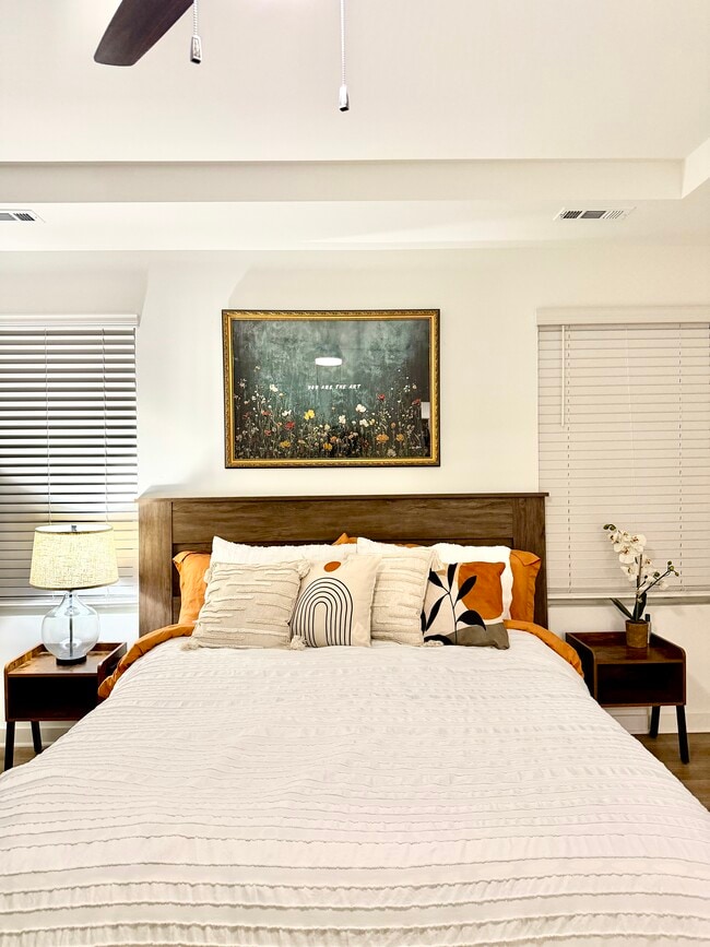 Building Photo - Luxury Townhome