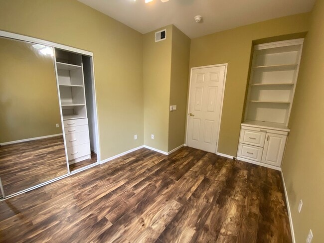 Building Photo - Desirable 5br3 car garage executive home b...