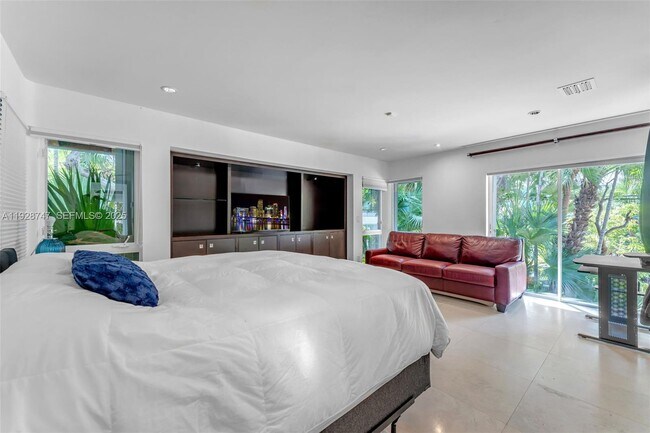 Building Photo - 655 N Mashta Dr