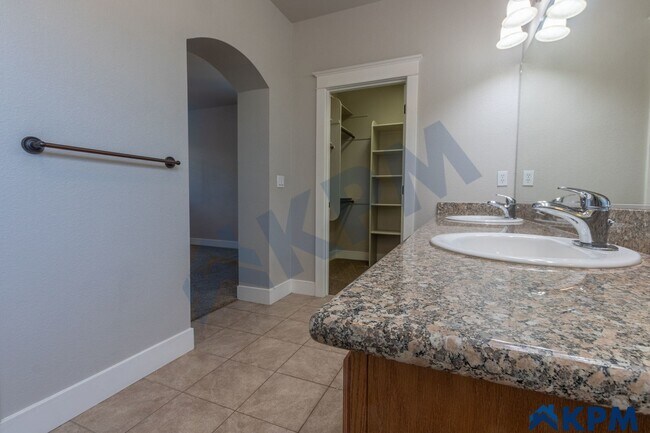 Building Photo - Updated 2-Story, 3 Bedroom 2.5 Bath Single...