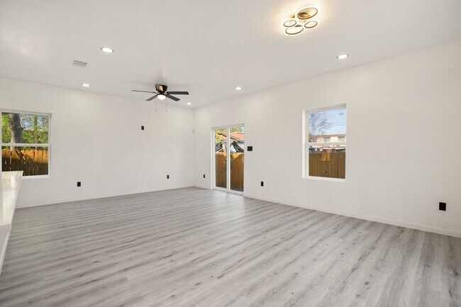 Building Photo - Spacious 3BR House in San Antonio Close to...