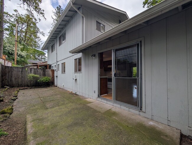 Building Photo - Great 2-Bedroom, 1.5 Bath Duplex in East Eugene!