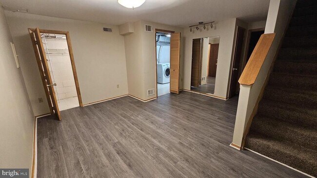 Building Photo - 9 Hamlet Dr