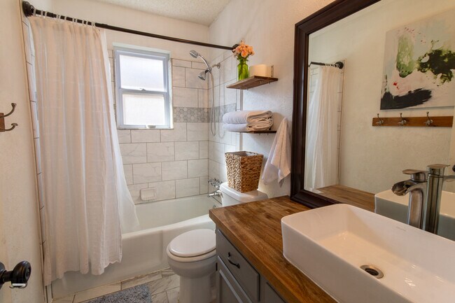 Building Photo - 5604 Greentree Ave