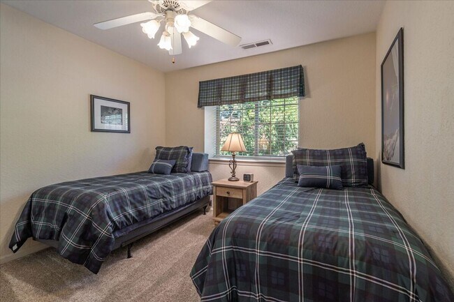 Building Photo - Lake Forest 3 Bedroom Ski Lease