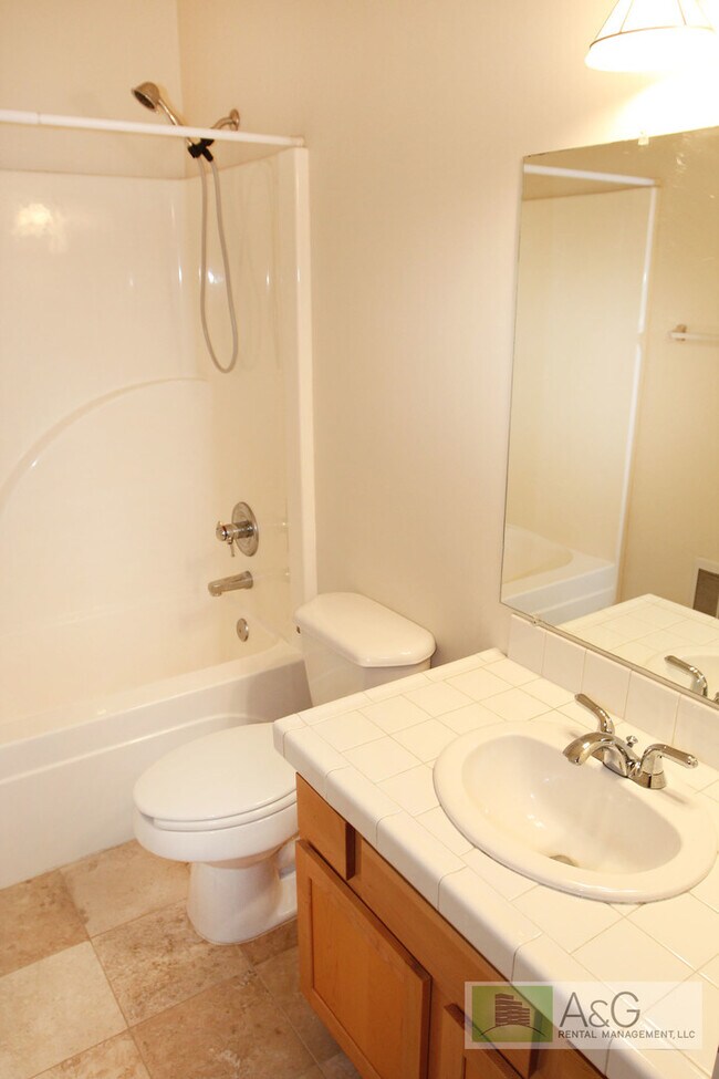 Building Photo - Charming 1-Bedroom Condo with Garage in Prime Goose Hollow Location