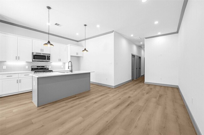 Building Photo - 6510 Bunche Dr