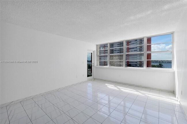 Building Photo - 1351 NE Miami Gardens Dr